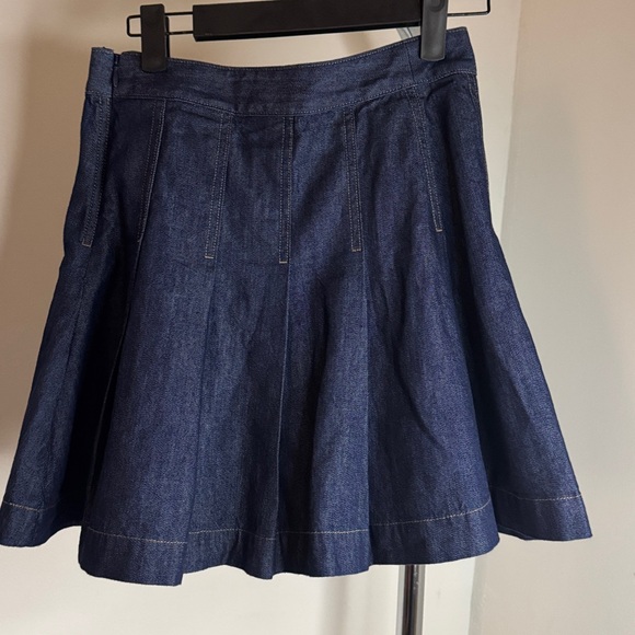 Aritzia Babaton perspective pleated denim skirt size 0
80% cotton 
20% Lyocell - Picture 5 of 8
